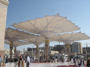 Payung raksasa di halaman Masjid Nabawi